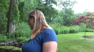 Frangelica fuori per 420Smoke, Boccone Di Sperma, Passeggiata In Giardino, PlanetFunCamp Enormi Tette Naturali MILF