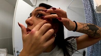 Super Hot Very Beautiful Brunette College Girl nella sua stanza del dormitorio si prepara per uscire al Night Club