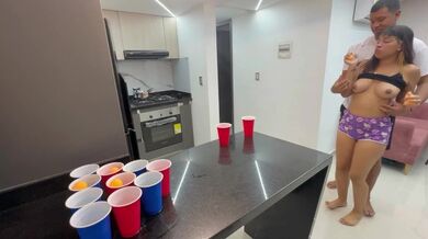 Le enseño nuevo juego a mi hermanastra para poderla desnudar y follarla duro y rico y darle mi leche