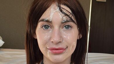 Piccola 18enne riceve un enorme sborrata in faccia da un grosso cazzo durante il casting