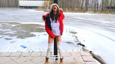 Napalona dziewczyna przy drodze z ekstremalnym orgazmem, Mimibloou