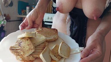 Bella ragazza, figa pelosa, culo grosso. Bruna sexy con la figa pelosa, grossi seni e capezzo