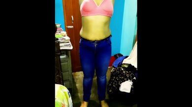 Durante una vacanza una bellissima donna si masturba in camera da letto