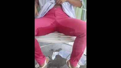 Facendo pipì nel mio giardino