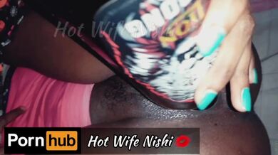 Sri Lanka si diverte inserendo una bottiglia di birra nella sua figa