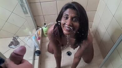 Desi slut slow motion doccia piscio facciale