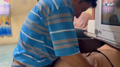 LA FIGLIASTRA DAL CULO GROSSO RIMANE INTRAPPOLATA E IL SUO VECCHIO PATRIGNO PERVERTITO LE SUCCHIA E SCOPA LA FIGA.