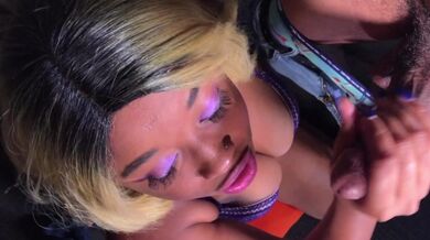 La puttana sottomessa Nina Rivera succhia me e il cazzo della mia amica Dalla Stroke allo stesso tempo