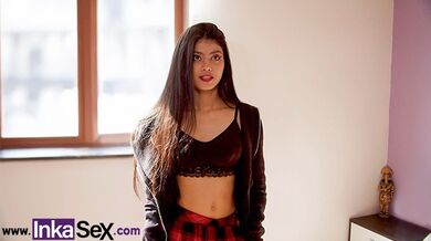 Una diciottenne latina, minuta e timida, si fa scopare da uno sconosciuto peruviano.