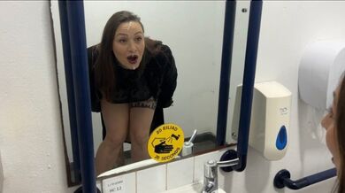 Cheating capo prende una sborrata in faccia a sorpresa nei bagni del pub