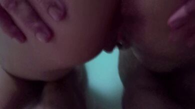 La moglie si rasa la figa, scopata nel culo, piscia e beve sperma