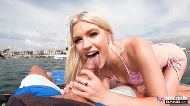 Real Teens - La teenager bionda Kinky Jazlyn Ray fa pipì in pubblico prima di cavalcare un grosso cazzo