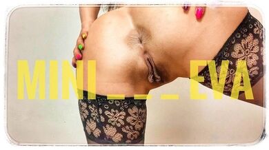 MINI EVA in mini Mutandine leopardate gioca con la sua figa 4K 18+