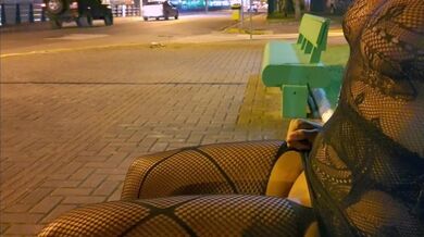 MICRO VESTITO TRASPARENTE, SEDUTO CON LE GAMBE APERTE CHE MOSTRA LA MIA FIGA AI PILOTI