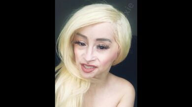 Tiny Texie si masturba con le dita la figa bagnata