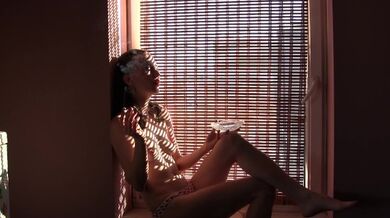 Si(y)lvia Fumatore. Seduto alla finestra o rosso Marlboro 100. Feticcio Art.I