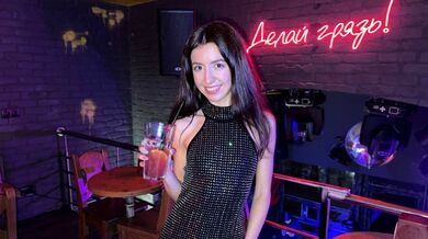 Hottie con rimorchio pubblico in discoteca e scopata veloce e dura con enorme creampie