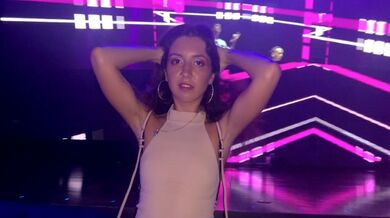 Ho preso una studentessa e l'ho scopata in tutti i buchi del gabinetto di un night club