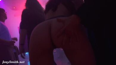 La sorellastra di Jeny Smith, Merry, va in discoteca