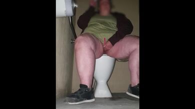 CARINO PAFFUTO SLUT GIOCA CON SE STESSA IN BAGNO PUBBLICO