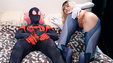 Sexy Spider-Man Multiverse: Miles Morales ha scopato appassionatamente Gwen Stacy e le ha riempito la bocca di sperma