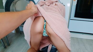 La mia ragazza NON era bloccata in lavatrice e mi ha beccato quando volevo scoparle la figa