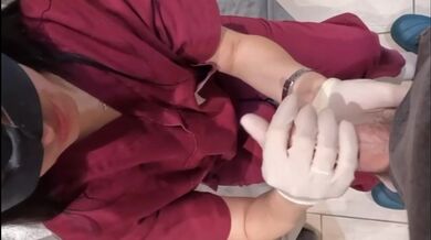 Dottoressa visita a controllo il suo paziente con guanti bianchi sterili. Dialoghi ita OF COMPLETO