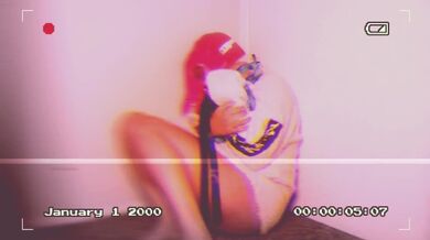 Una ragazza e il suo peluche