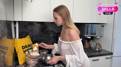 LA MIGLIORE COLAZIONE SONO FRITTELLE CON MARMELLATA DI BANANE E SESSO LUNGO - MIA MOGLIE È BRAVISSIMA