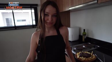 La sorellastra ha cucinato una succosa bistecca. Ho dovuto scoparla in cucina.