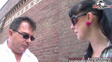 Troia milf tedesca convinta a fare sesso per strada