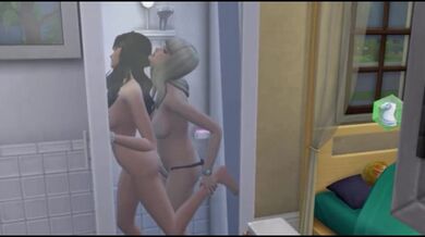 Strapon. Giocattolo del sesso per ragazze lesbiche calde nel dormitorio studentesco | Gioco