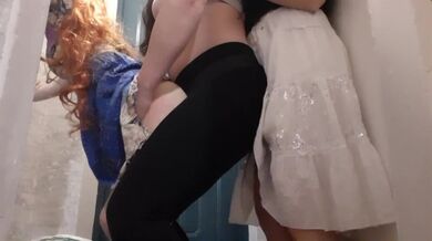 Курьерша протестировала страпоны на двух клиентках, которые остались довольны - lesbian_illusion