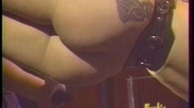 Gli schiavi rendono felice il Mistress nel dungeon