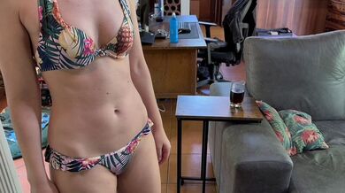 Moglie sexy in bikini cavalca entrambi gli uomini fino a una doppia eiaculazione interna sbavata