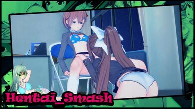 Sayori scopa Monika con uno strapon nella stanza del club - Doki Doki Literature Club hentai.