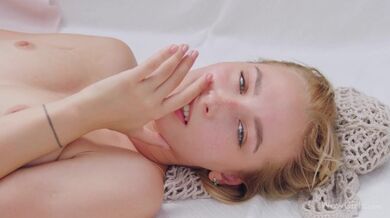 WOWGIRLS Beautiful ragazza Kelly Collins masturbarsi davanti alla telecamera