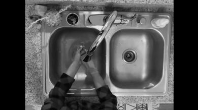 Lo sporco boscaiolo Demi Sutra pulisce dopo aver lavorato sodo!!