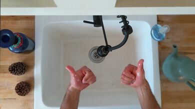 Video descritto - Lavarsi educatamente le mani di Trip Richards