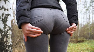 Sexy Pawg Milf che prende in giro la sua linea di mutandine visibile nel parco pubblico