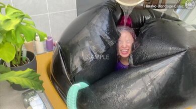 Inghiottito da una palla di gomma gigante extra-large