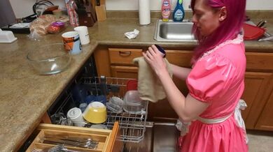 Trans Rubber Sissy Cameriera che lava i piatti