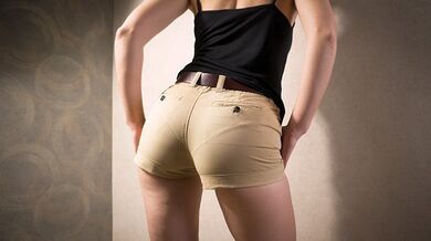 Teen amatoriale in pantaloncini stretti prende in giro la sua linea di mutandine visibile