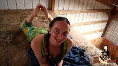 La tua dolce ragazza contadina legge la prima parte de "Il romanzo di zia Beatrice"