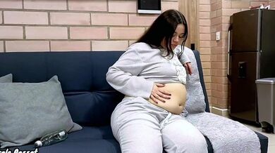 Pigra ragazza del college paffuta che emette grandi rutti! (Pancia gonfia)