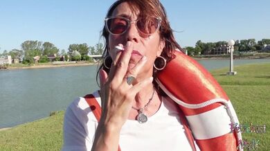 La nonna chiede a un giovane di registrarla mentre fuma in un parco e gioca da sola con un carro salvavita