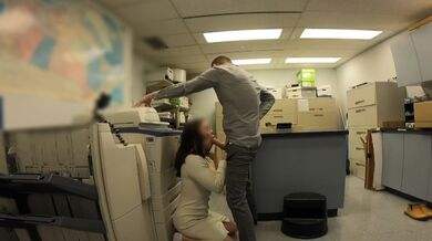 Catturato dal segretario che si masturba in ufficio. Pompino