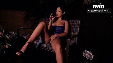 Una ragazza sconosciuta mi mostra la sua figa in discoteca e mi invita a continuare la festa a casa sua.