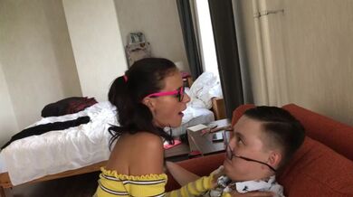 Una calda ragazza ninfomane ha invitato un compagno di classe a visitare e lo ha scopato a casa