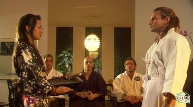 Come vuole la tradizione asiatica, lei deve succhiare ed essere penetrata dal suo cazzo